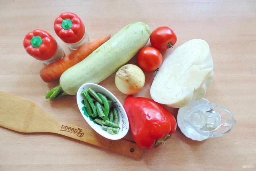 Подготовьте ингредиенты для приготовления овощного рагу.