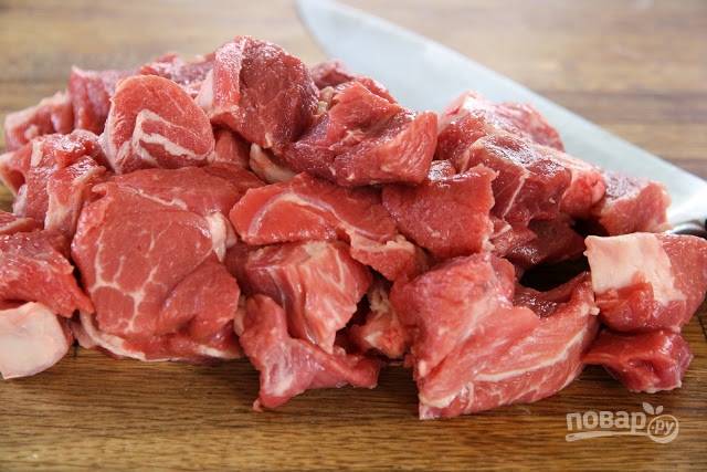 1.	Нарежьте мясо кубиками. Выложите его в разогретый с растительным маслом казанок и обжаривайте до золотистого цвета.