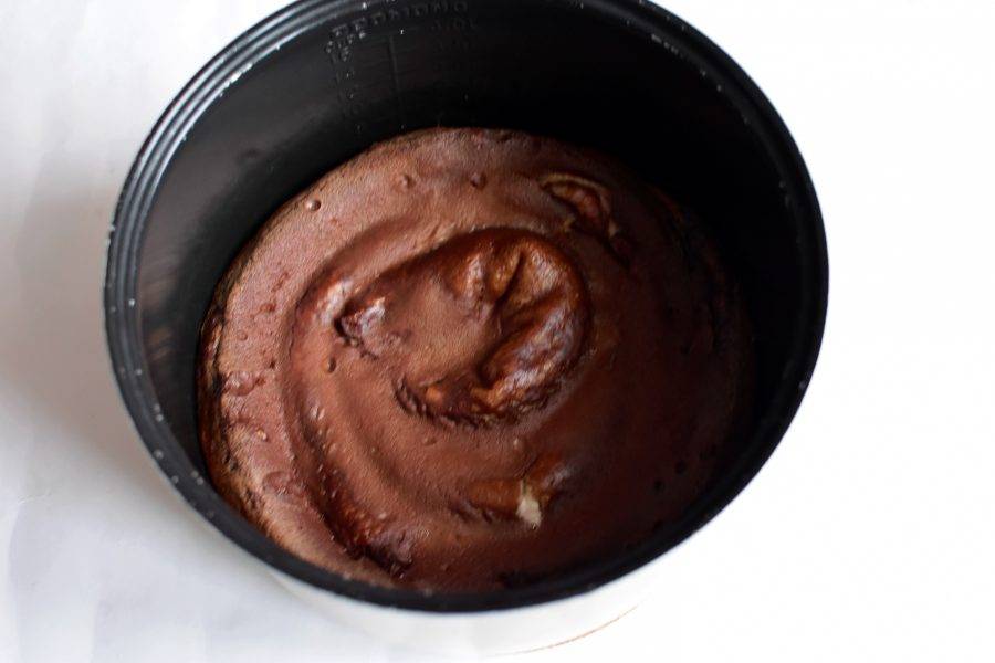 Залейте блинную спираль шоколадной массой. Выпекайте в режиме "Выпечка" один час. С помощью решетки-пароварки аккуратно переверните торт на блюдо. 
