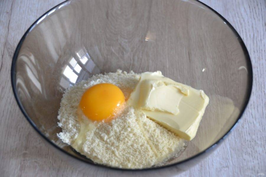 Для приготовления франжипана смешайте в равных частях размягченное сливочное масло (50 грамм), сахар (50 грамм), миндальную муку (50 грамм), добавьте одно яйцо.
