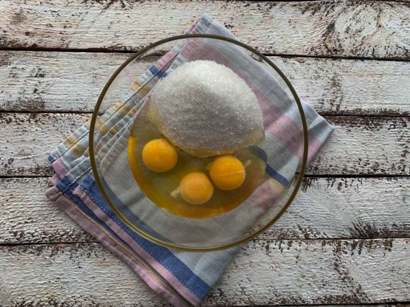 Яйца соедините с сахаром и взбейте до пышной пены. 