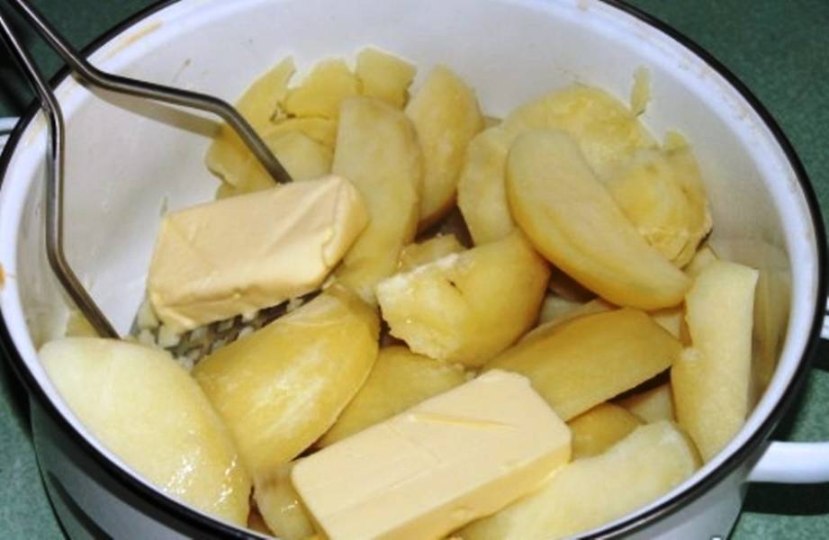 Картофель отварите и превратите в пюре. Добавьте к нему сливочное масло и тертый сыр.