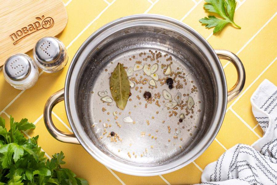 Доведите до кипения и проварите, чтобы соль и сахар растворились.