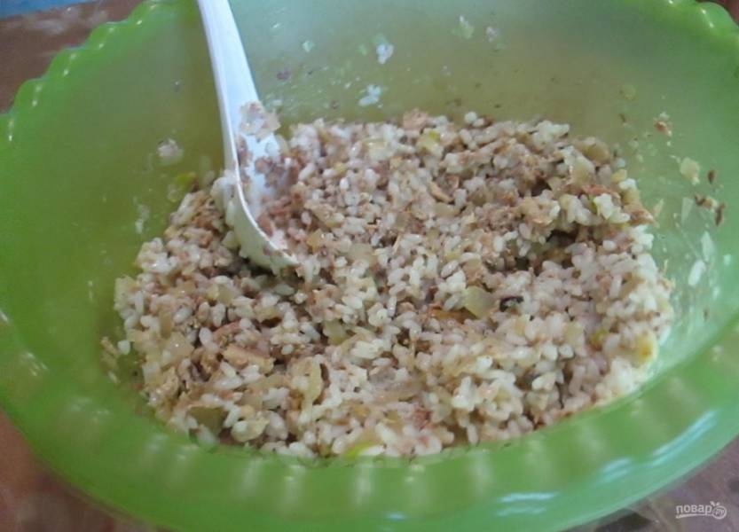 4.	В миске смешиваю отварной рис, сайру и лук, перемешиваю и солю по вкусу.
