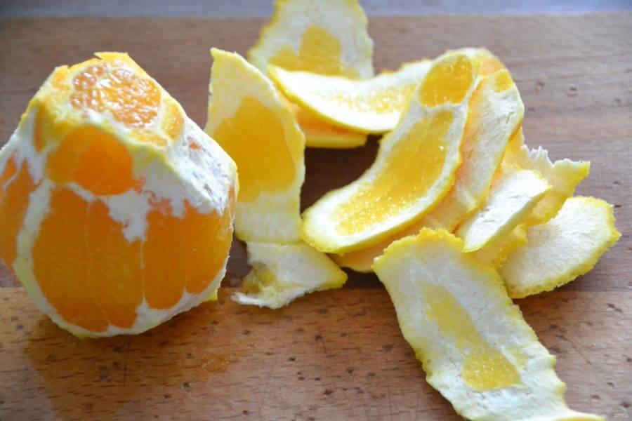 Срежьте с апельсина нижнюю часть, поставьте на неё, как на основание и острым ножом срежьте белую кожуру, если на ней остались частички мякоти, выдавите из них сок, он пригодится.