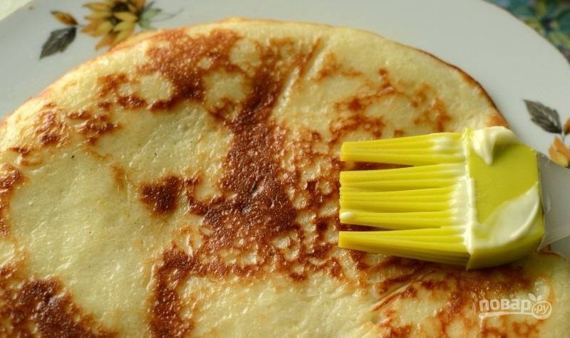 6. Блины перекладываю на тарелку, смазываю каждый растопленным сливочным маслом.