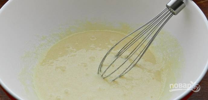 1. Для теста смешаем сахар с кефиром, яйцом и ванильным сахаром. Смешаем, сделаем жидкое тесто. 