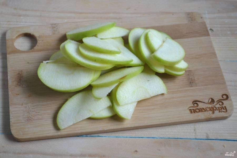 Яблоки разрежьте пополам, сердцевину удалите. Порежьте каждую половинку на тонкие дольки (не более 2 мм. в толщину).