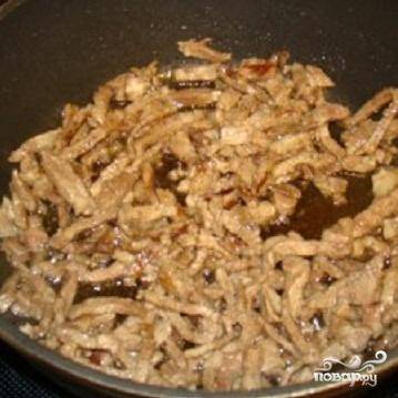 2.	В глубокой сковородке раскалить растительное масло. Мясо выложить в сковороду и хорошо обжарить.