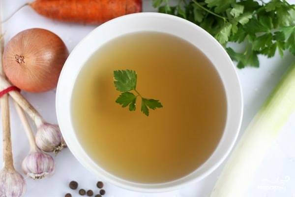 Готовый бульон процедите через марлю и посолите. Сварившиеся продукты можете использовать для салата или начинки в пирог.