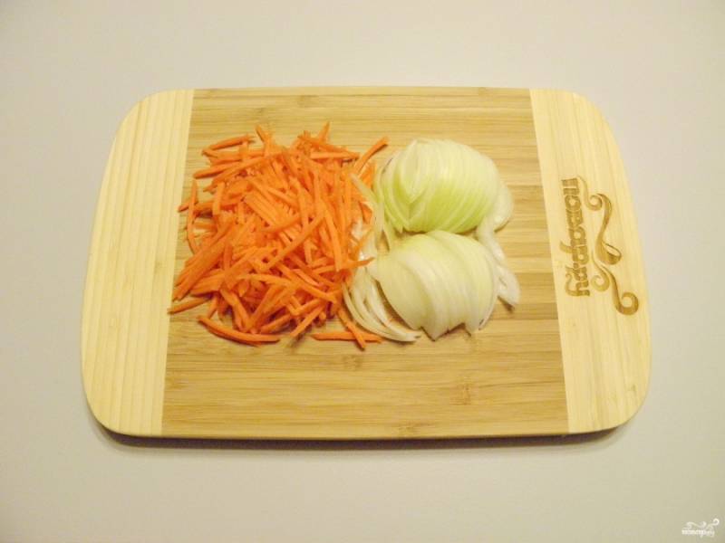 Очищенные и вымытые овощи порежьте мелко, можно воспользоваться для измельчения моркови теркой.