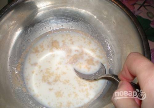 В тёплое молоко добавьте дрожжи. Перемешайте. А потом всыпьте сахар и соль. Получится опара. Оставьте её минут на 10.