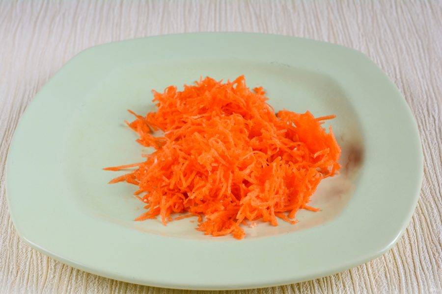 Натрите на средней терке свежую морковку. Она придаст закуске отличный аромат и дополнительный вкус.