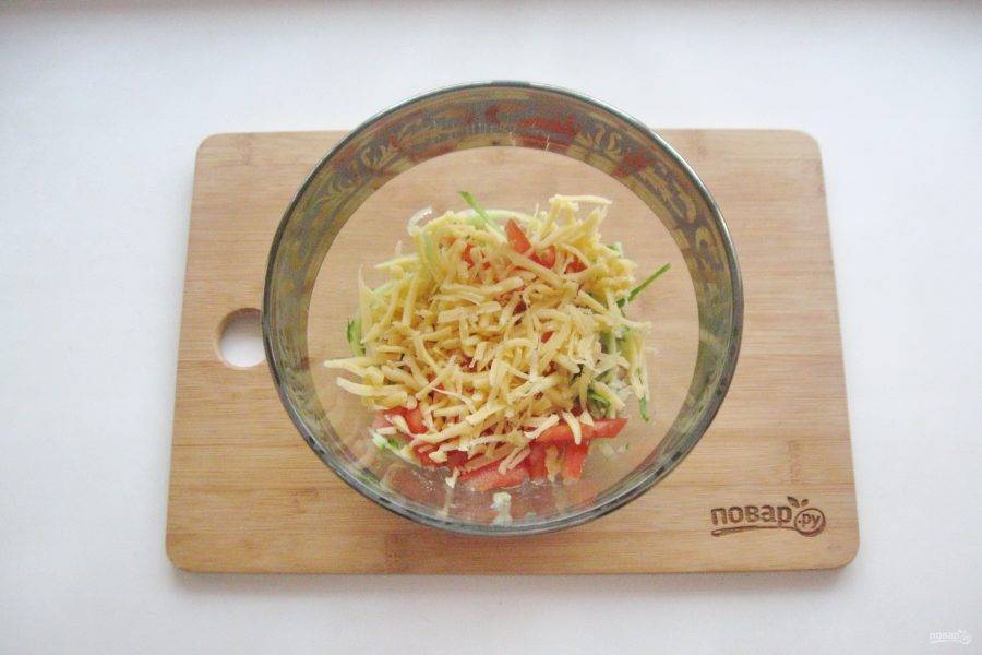 Натрите любой твердый сыр по вкусу и добавьте в салат.