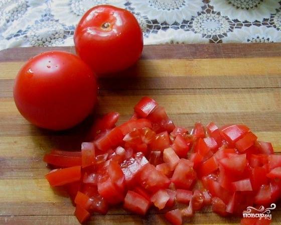 Помидоры нарежьте кубиками. Не берите переспевшие томаты, так как они развалятся во время приготовления. Можете очистить их от кожуры перед нарезкой.