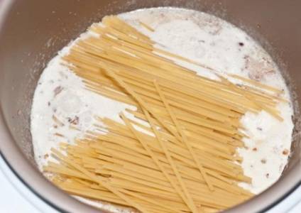 Спагетти разламываем  на 2 части, добавляем к начинке, затем заливаем в мультиварку воду, солим и перчим по вкусу и хорошенько все перемешиваем, чтобы спагетти не слиплись.