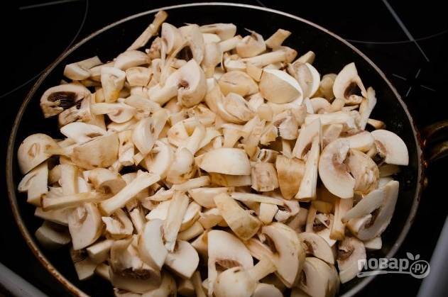 3. Для приготовления начинки вымойте и обсушите грибы, нарежьте их тонкими ломтиками. Выложите на сковороду с небольшим количеством масла и обжарьте до готовности. Посолите и поперчите по вкусу. 