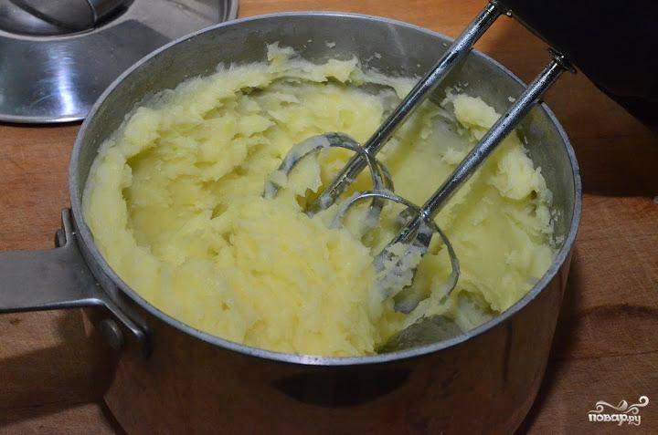 Не добавляя никаких жидкостей, при помощи миксера измельчаем наш картофель.