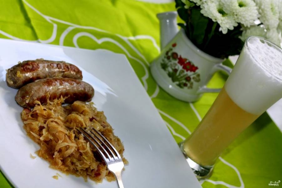 4. По традиции подаем с баварскими колбасками. Приятного аппетита!
