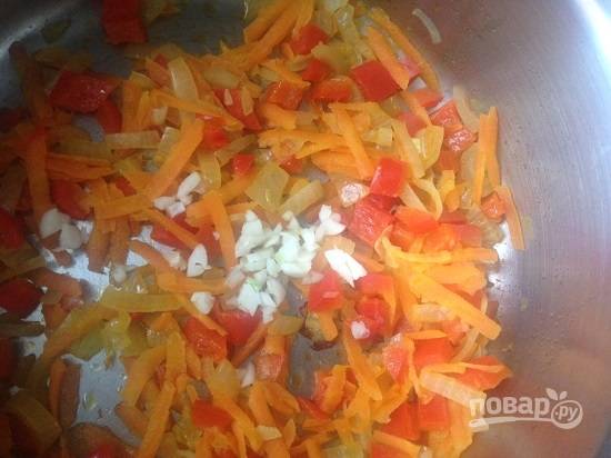 Когда овощи станут мягкими, добавим чеснок и обжарим 1-2 минуты.