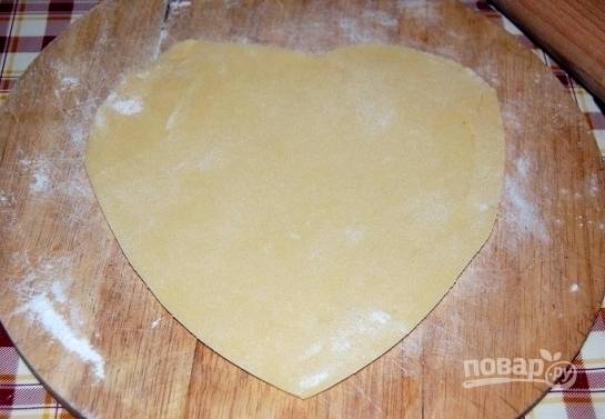8.	Первый пласт будет основанием пирога, по краям шире основания формы для выпечки на 1 см.