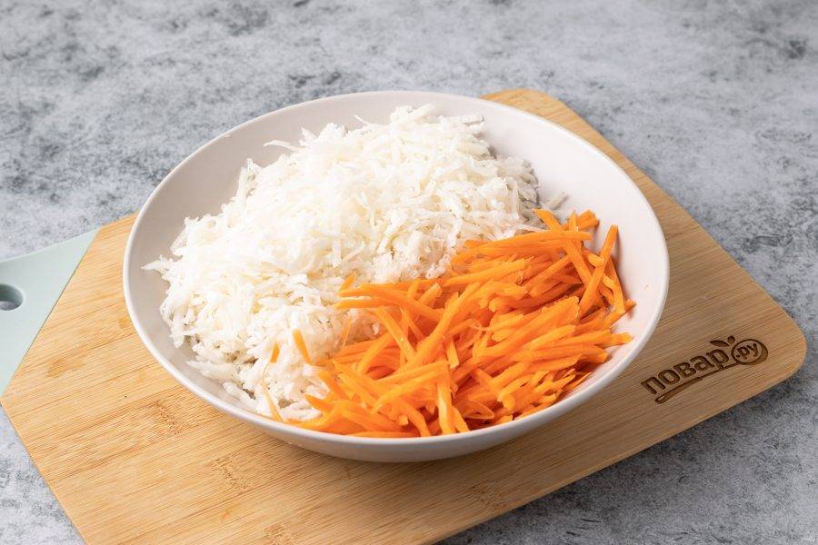Редьку и морковь помойте, очистите от кожуры. Натрите на крупной терке. Я использую терку для моркови по-корейски.