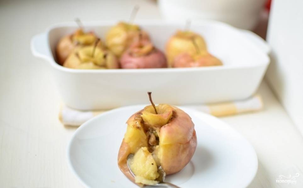 Запеченные яблоки в духовке в слоеном тесте