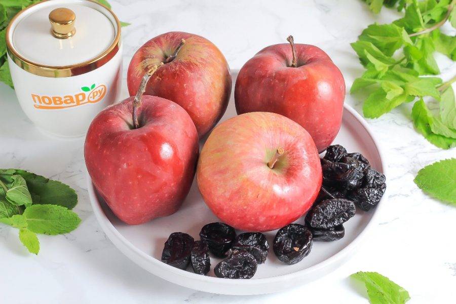 Подготовьте указанные ингредиенты. Яблоки можно выбрать любого сорта по вашему вкусу. Чернослив желательно приобрести без косточек.
