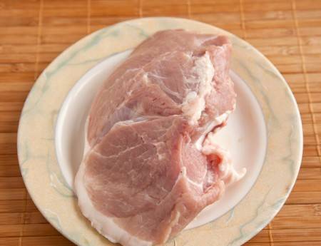 1. Готовить мясо по этому рецепту очень просто. Для этого вам потребуется: свинина, морковь, чеснок, специи, соль и фольга. Набор продуктов - минимальный. 