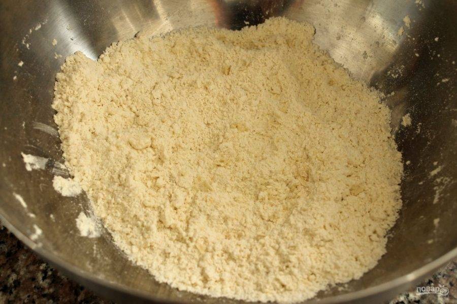 Муку смешайте с солью и маслом. Перемешивайте смесь до тех пор, пока она не превратится в крошку, напоминающую тесто для "песочки".