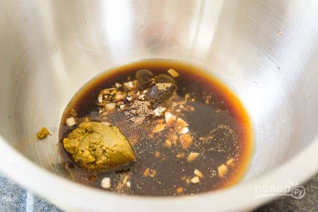 1. Для начала сделайте маринад. Смешайте соевый соус с карри, кориандром, соком одного лайма, рыбным соусом, тимьяном и измельчённым чесноком.