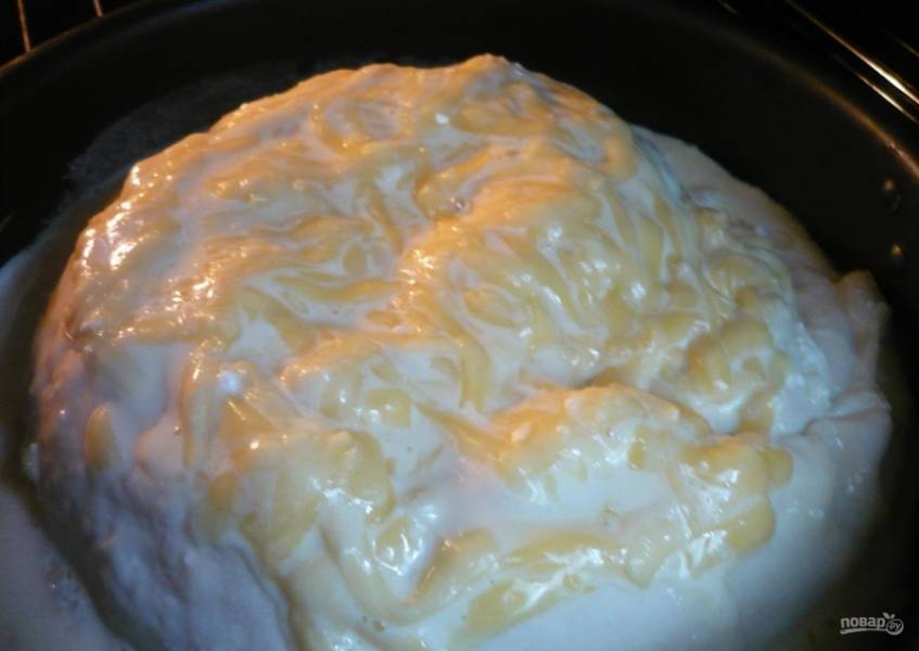 6.	Заливаю полученной смесью пирог в форме и оставляю на 40 минут при комнатной температуре.