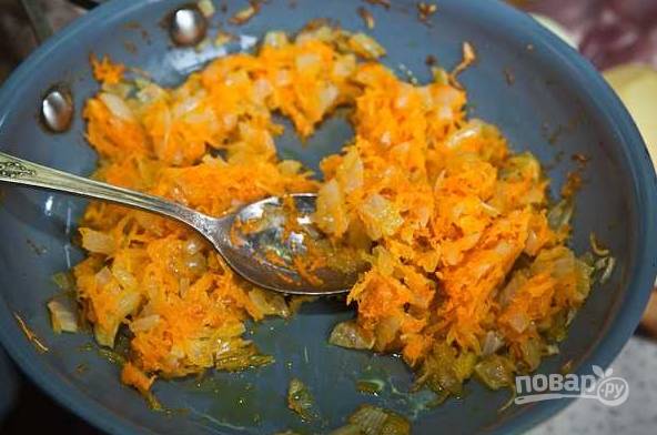 4. Натрите на терке морковь, добавьте на сковороду и жарьте минут 5. 