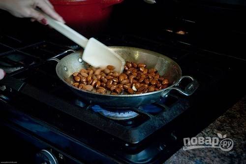1. На сковороде разогрейте чуточку растительного масла и обжарьте пару минут орешки, помешивая. 