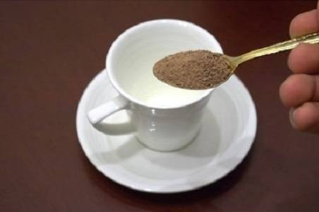 1. Для начала поставьте вариться кофе. Тем временем в чашку насыпьте ложку тертого черного шоколада или хорошего какао. 