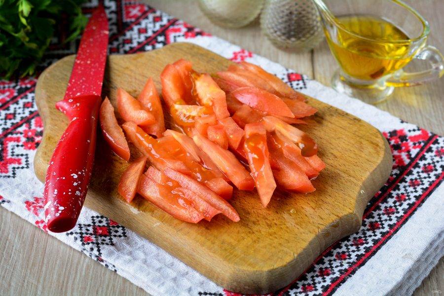 Нарежьте полосками и помидоры.