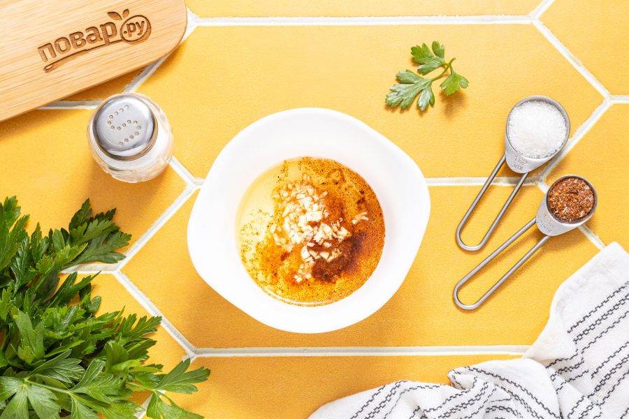 Для заправки смешайте растительное масло с уксусом, добавьте измельченный чеснок, соль, сахар и приправу для моркови по-корейски. Все перемешайте.