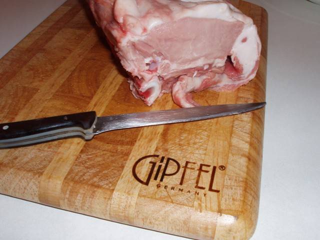 1. Свинину размораживаем, моем, обсушим, и разделываем так, чтобы можно было свернуть из мяса рулет. Просто удаляем основную кость.
