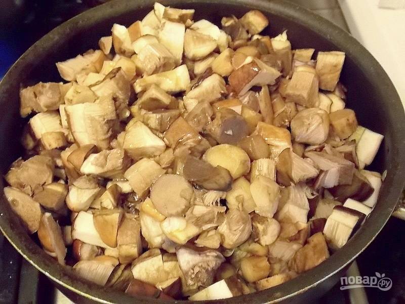 Налейте в сковороду масло. Порежьте чистые и мытые грибы, отправьте в сковороду.