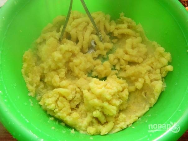 1. Картофель очистим и затем его необходимо потолочь толкушкой с половиной количества растительного масла. 