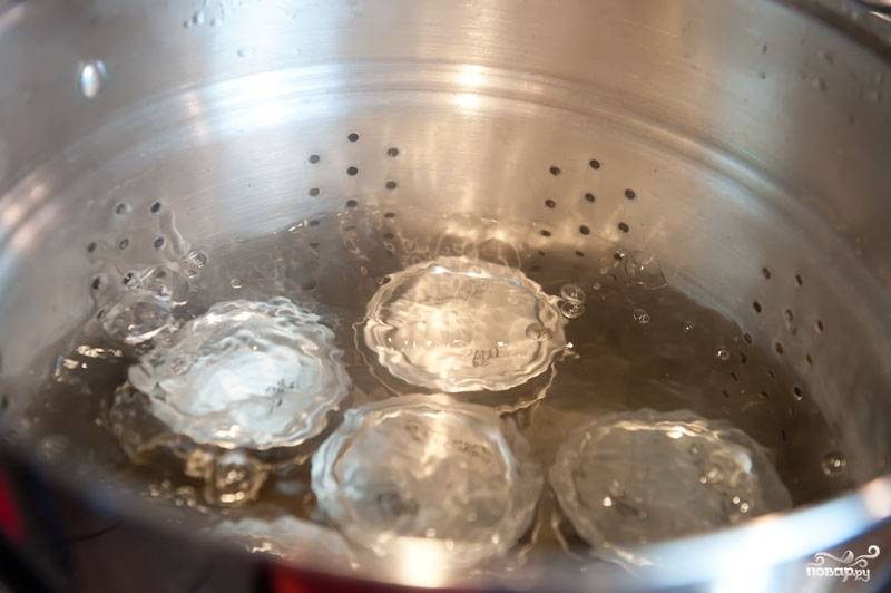 7. Закрутите баночки с желе простерилизованными крышками. Затем поместите в большую кастрюлю с водой и простерилизуйте в течение 10 минут.