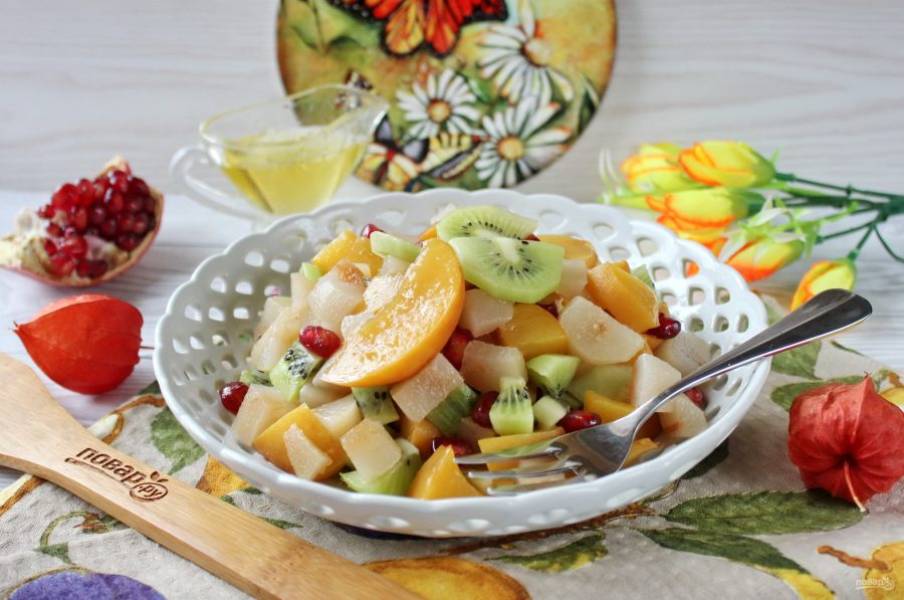 Прекрасный салат на десерт из консервированных персиков и груш готов. Можно подавать к столу.