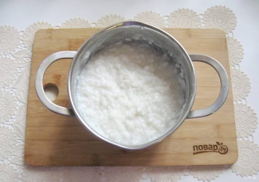 Кастрюлю с готовой рисовой кашей накройте крышкой и подержите так 15 минут, чтобы она хорошо распарилась.