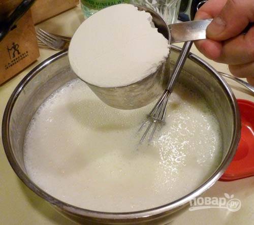 4.	Просейте пшеничную муку и введите в миску к жидким составляющим.