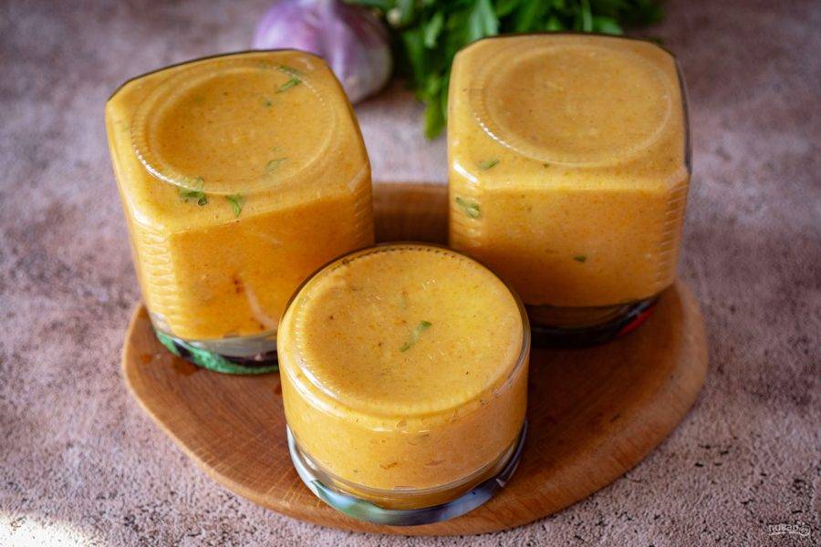 Герметично укупорьте крышками и банки переверните вверх дном. Укутайте банки толстым полотенцем для медленного остывания и оставьте так на ночь.