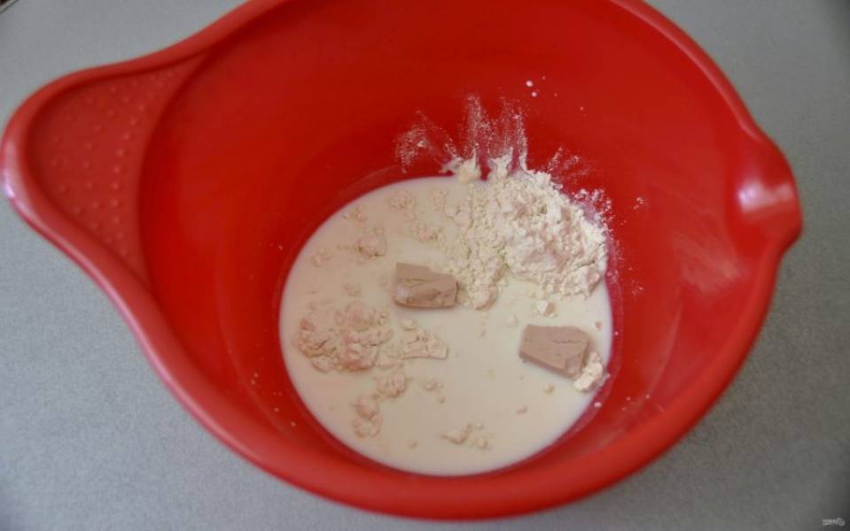 В теплое молоко добавьте дрожжи, одну ст. ложку муки и одну ст. ложку сахарного песка от общего количества. Размешайте, накройте салфеткой, поставьте в теплое место для брожения на 15 минут.