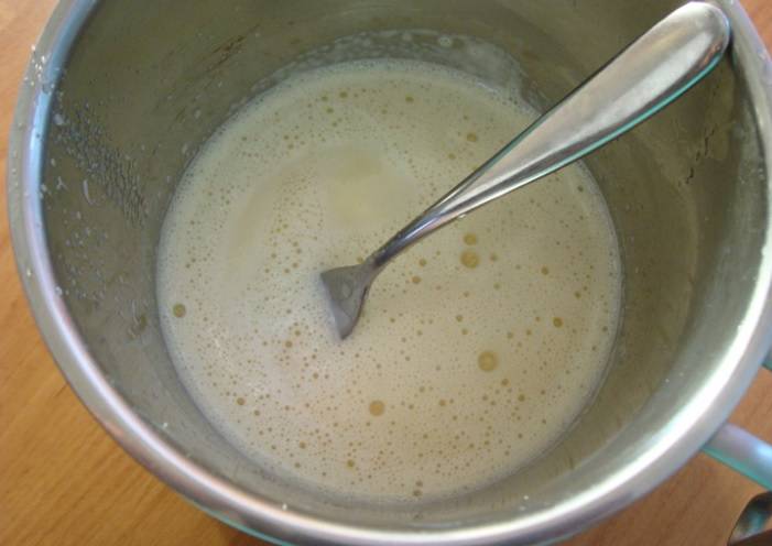 3. Добавьте в процеженное молоко взбитые желтки. При этом быстро и интенсивно смешивайте их с молоком в течение 10 минут. После чего полученную смесь процедите через сито. 