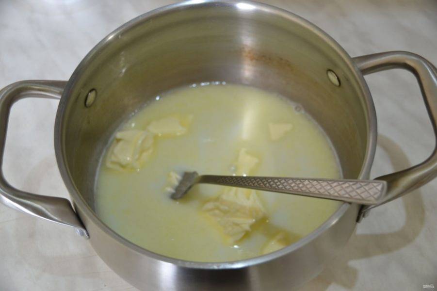 Распустите в теплом молоке размягченное сливочное масло.