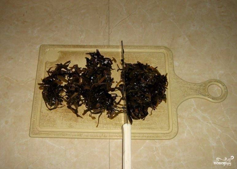4) Нарежьте морскую капусту.