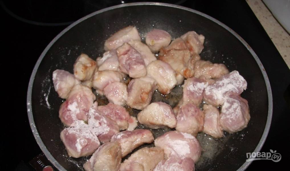 Кусок свинины (предпочтительнее выбирать нежирные части, к примеру, лопатку или вырезку) вымойте и обсушите. Зачистите от жилок и жира. Нарежьте мясо на небольшие одинаковые кусочки. В сковороде разогрейте растительное масло. Обваляйте каждый кусочек мяса в муке и обжарьте свинину до золотистой корочки на сковороде. 